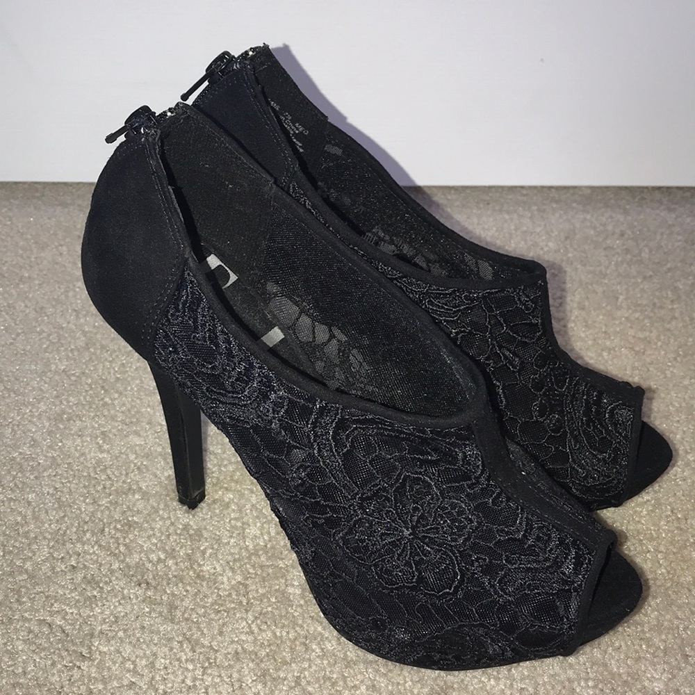 BLACK SHEER FLOWER-PRINTED BARELY WORN HEELS